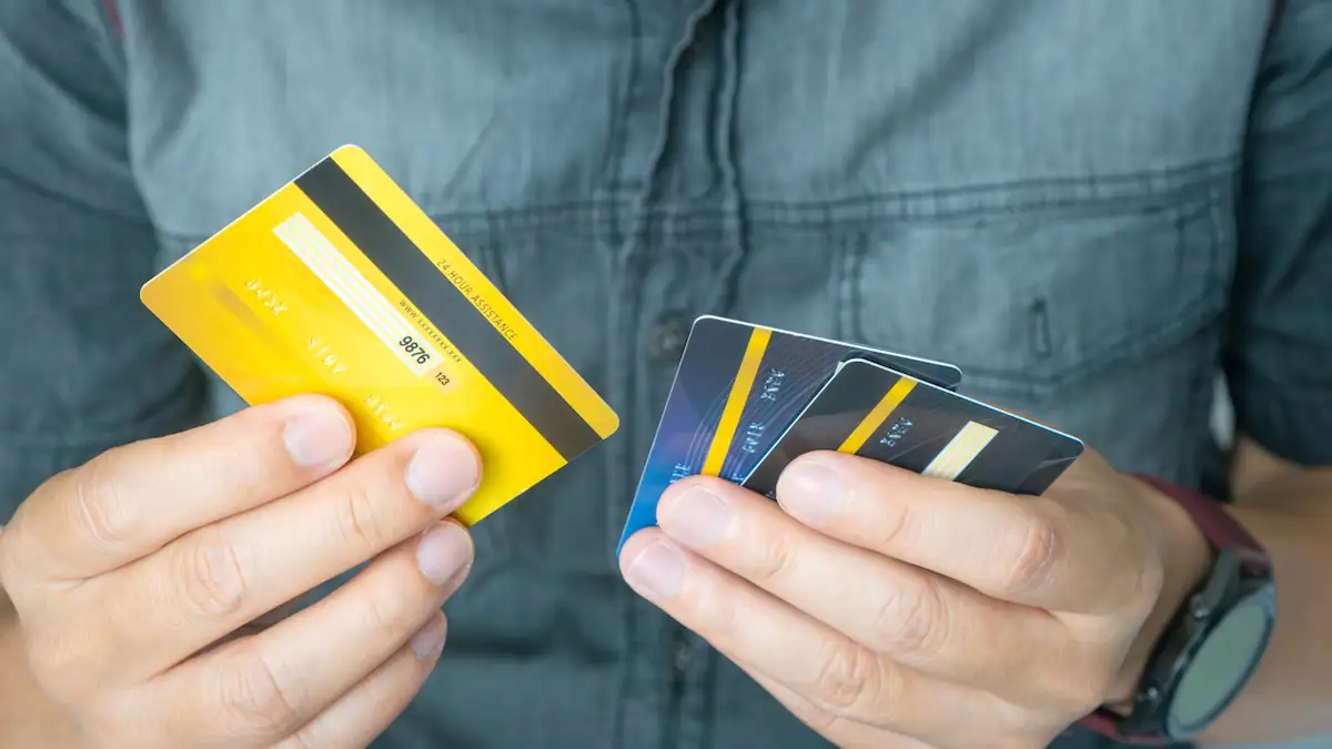 Mann hält mehrere Bankkarten in der Hand