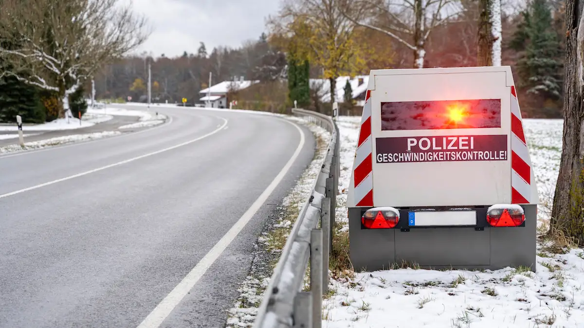 Blitzer direkt hinter Tempolimit-Schild: Kaum jemand kennt die Abstandsregeln