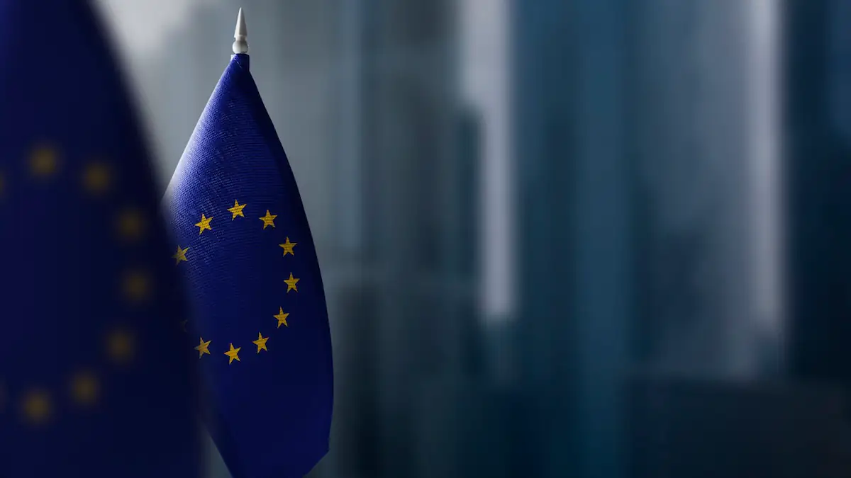 EU-Pläne zu Pauschalreisen in der Kritik: aufgestellte EU-Flagge