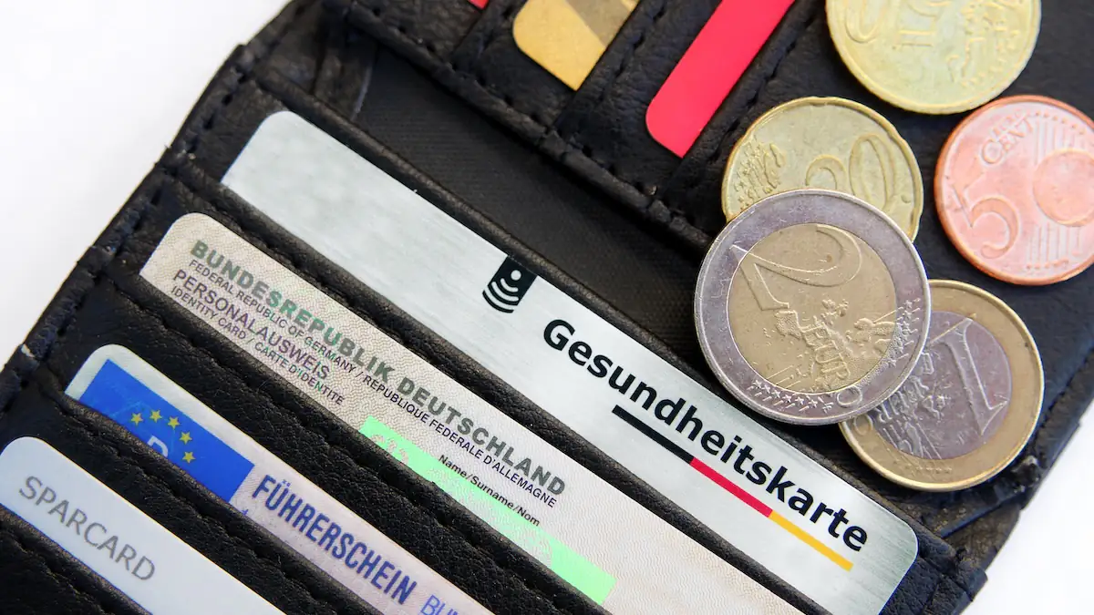 GesundheitsID: Gesundheitskarte steckt neben anderen Dingen wie Personalsausweis in einem Portemonnaie