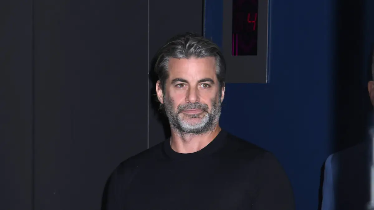 Jim Curtis im schwarzen Pullover vor dunklem Hintergrund