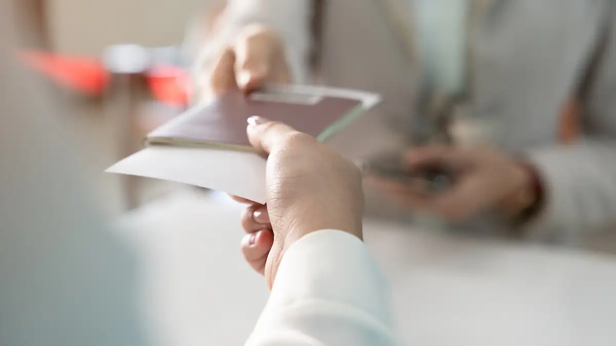 Frau nimmt am Flughafen ihren Reisepass entgegen