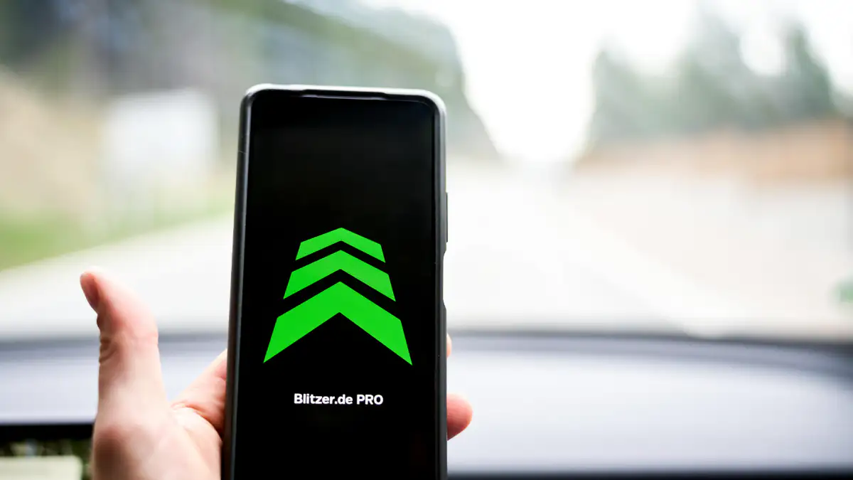 Autofahrern drohen Konsequenzen: Was passiert, wenn man mit einem Blitzerwarner erwischt wird