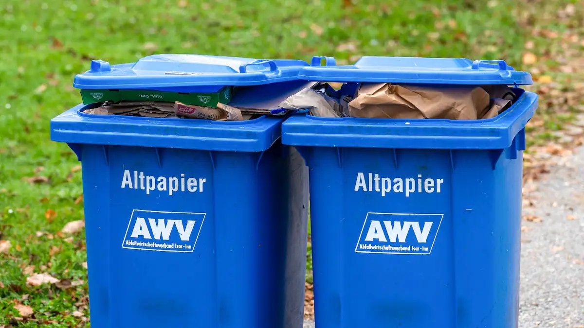 Altpapier: Warum das Zusammenpressen von Müll verboten ist