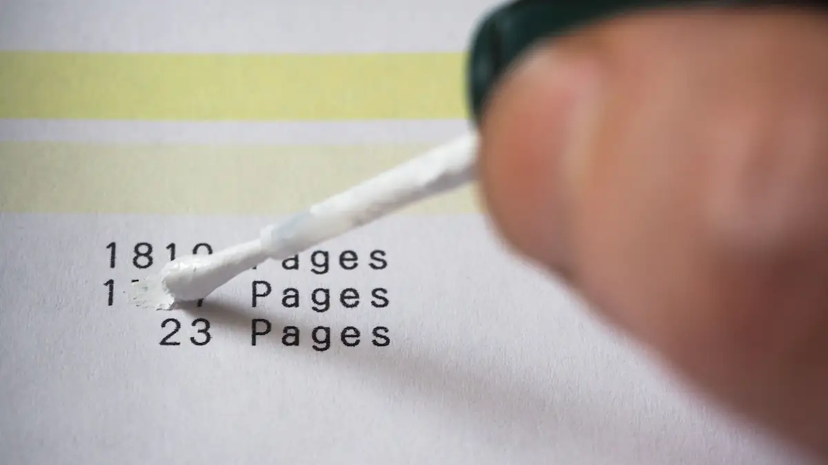 Ein Liquid Paper Stift überdeckt einen Tippfehler; Erfindung von bette Nesmith Graham