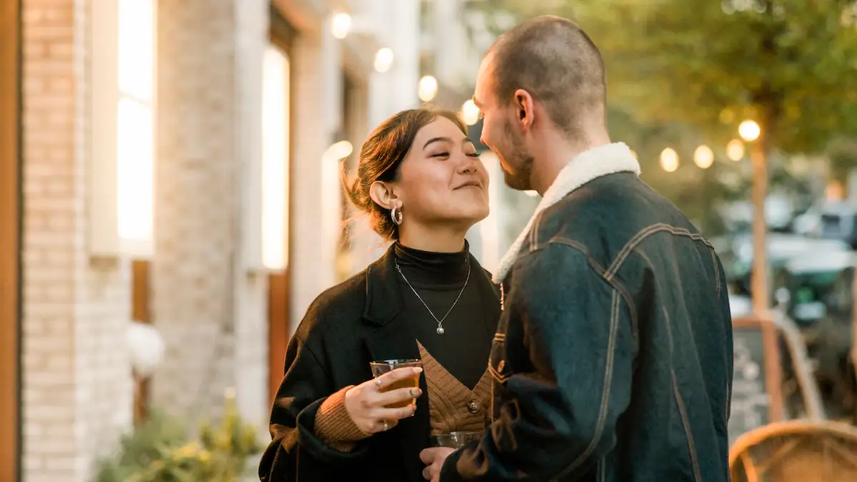 Dating-Trends 2026: Junges glückliches Paar