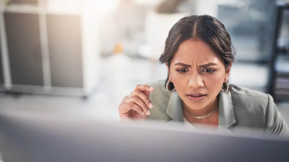 Virales Foto sorgt für Verwirrung: Frau schaut verwirrt auf ihren Computer
