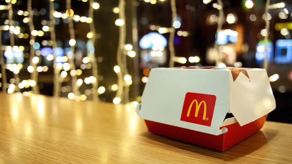 McDonald’s-Packung vor festlicher Beleuchtung