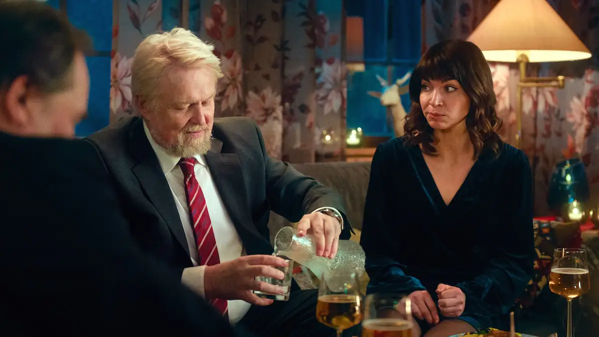 Johanne und ihr Vater beim Weihnachtsessen in der Netflix-Serie „Weihnachten zu Hause“