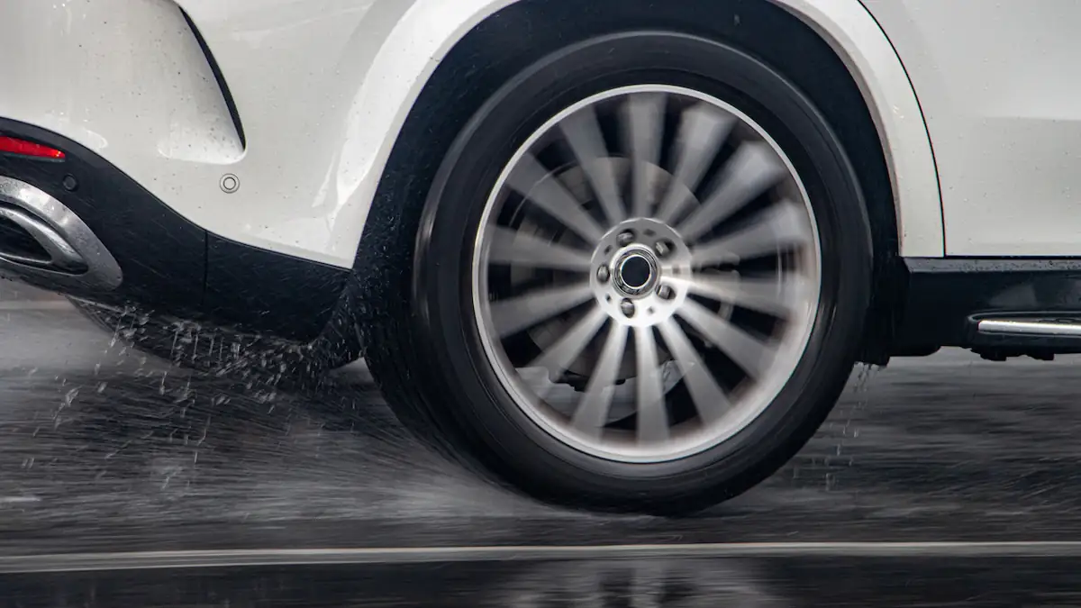 Autobahnpolizei: Nahaufnahme eines Autoreifens an einem weißen Auto