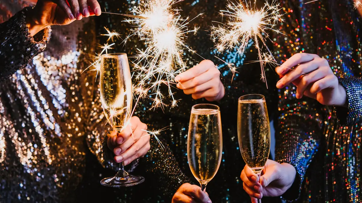 WhatsApp-Funktion für Silvester: Eine Gruppe von Freunden feiert zusammen Silvester mit Wunderkerzen und Sektgläsern