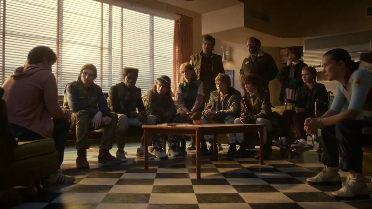 Cast von „Stranger Things“ in einer Szene, in der alle zusammen Wills (Noah Schnapp) Geständnis zuhören