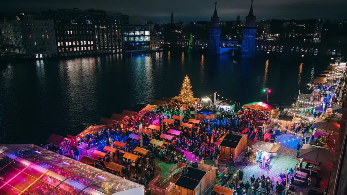 Weihnachtsmarkt an der Spree bei Nacht von schräg oben