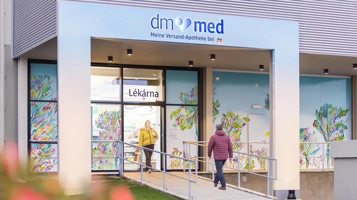 Eingang eines Marktes, darüber der Schriftzug „dm-med Meine Versandapotheke bei dm“