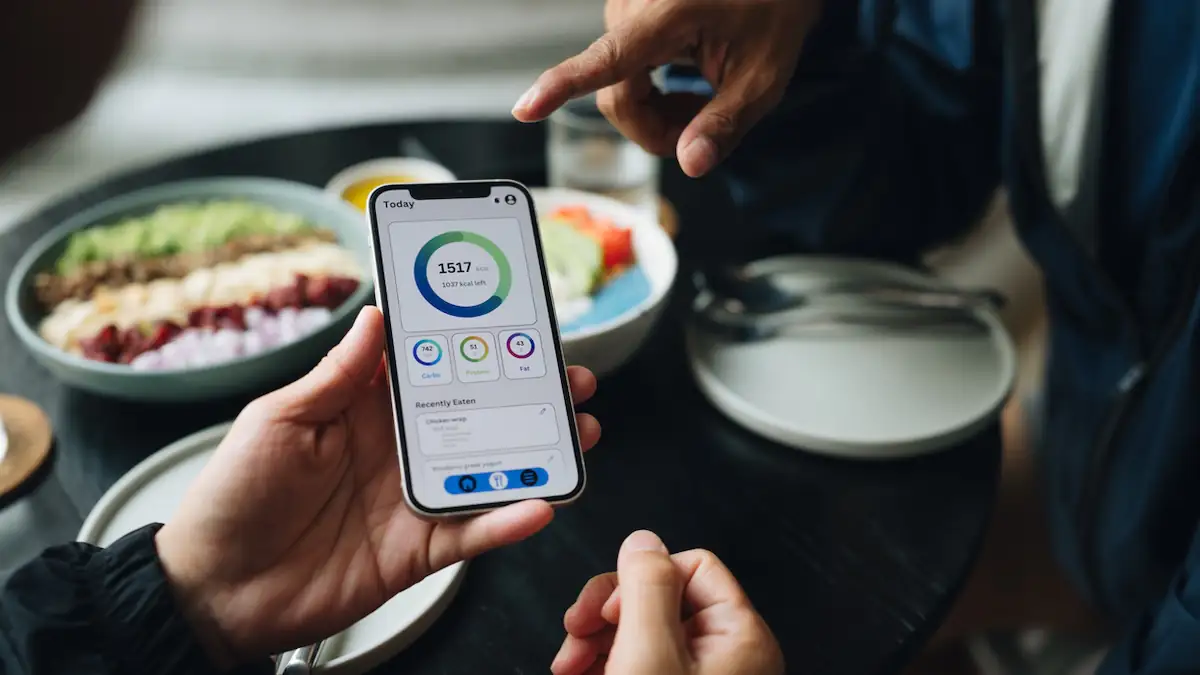 Abnehmen durch Ernährung: Ein Kalorienziel wird in einer Foodtracking-App angezeigt