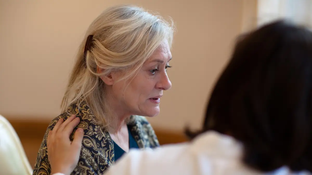 Alzheimer: Ältere Frau wird von Krankenschwester getröstet