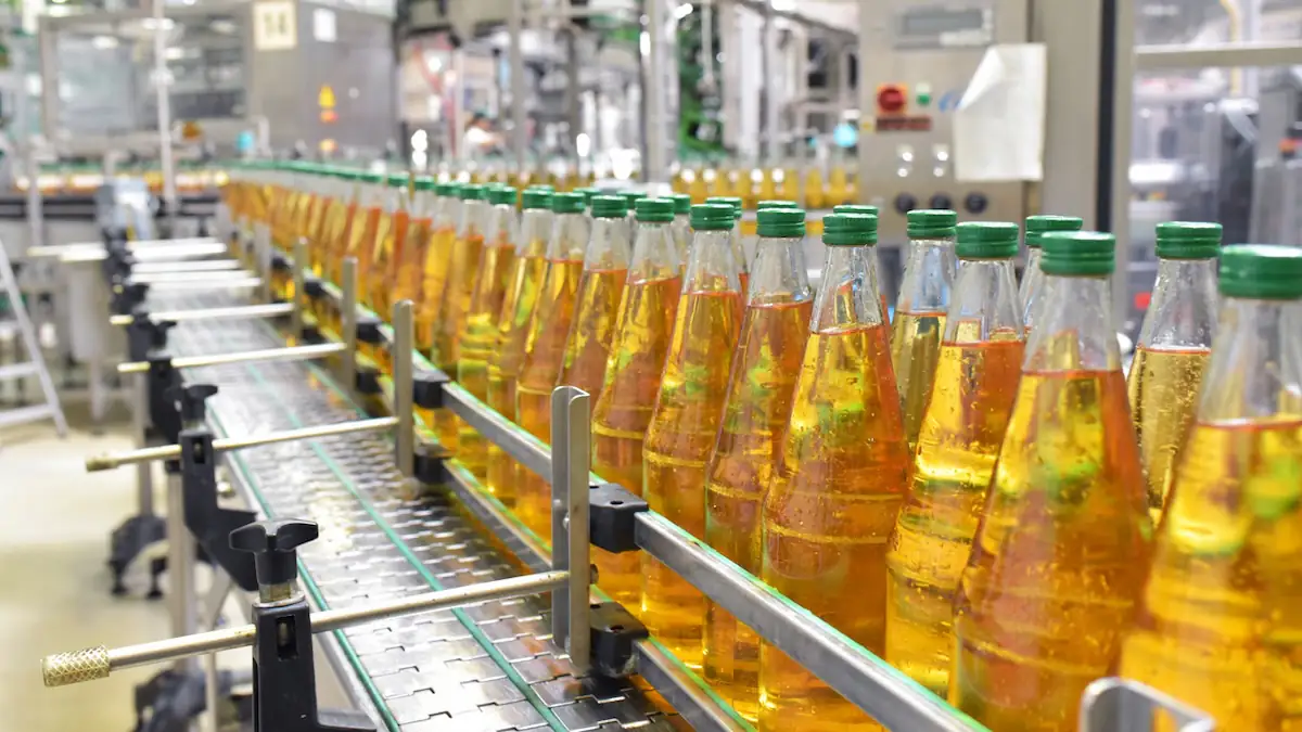 Viele Flaschen Apfelsaft in der Produktion nach dem abfüllen