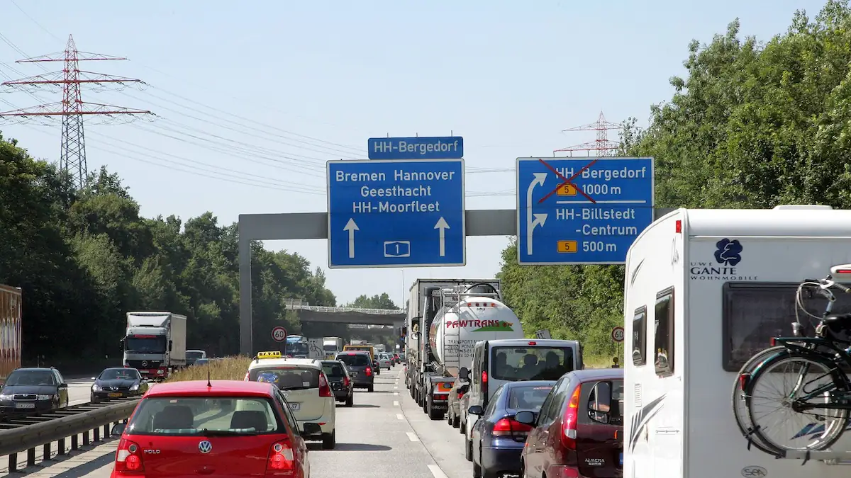 Volle Autobahn mit Beschilderung