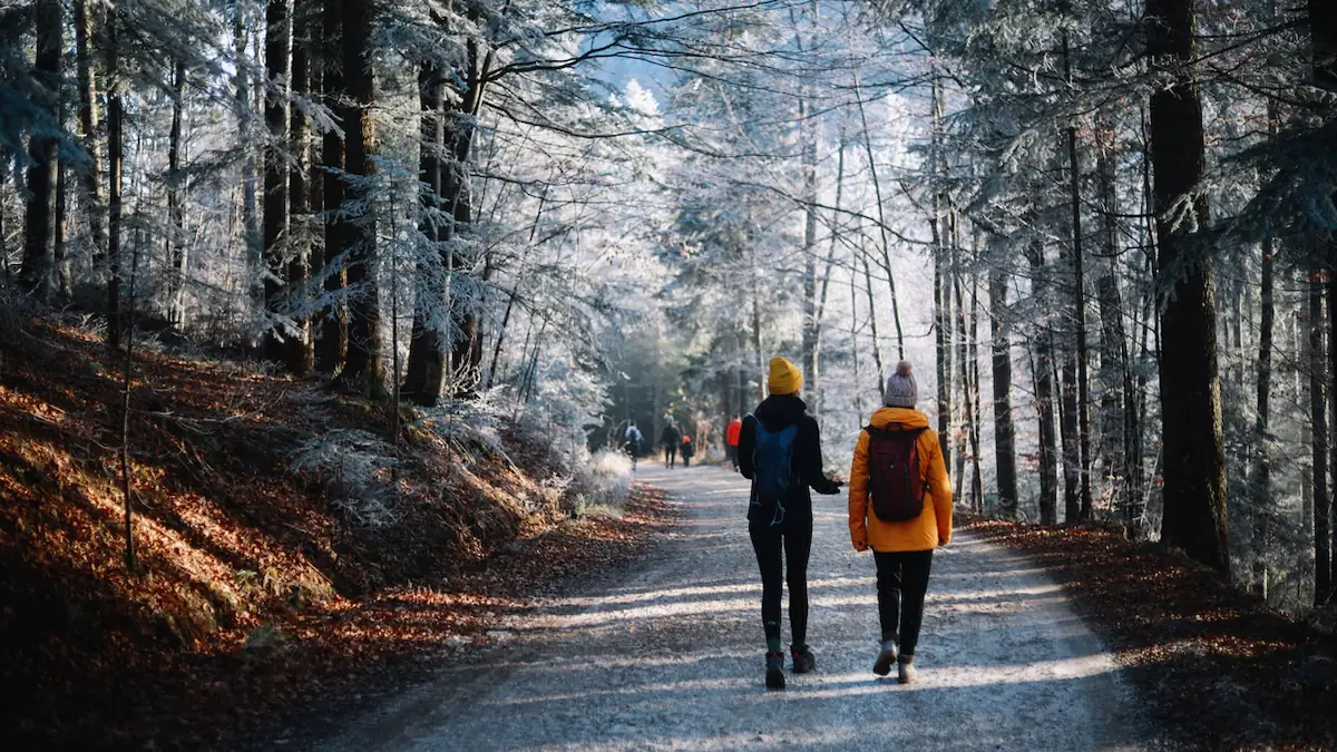 Blue Monday: Zwei Frauen zusammen bei einem Winterspaziergang