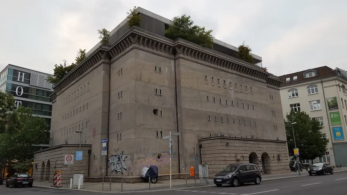 Reichsbahnbunker in Berlin von außen