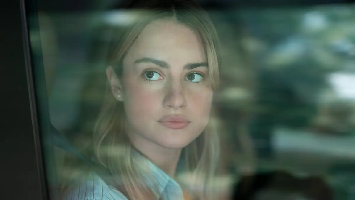 Grace Van Patten schaut in „Tell Me Lies“ durch ein Autofenster