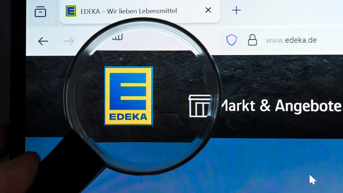 Edeka-Logo im Browser unter einer Lupe