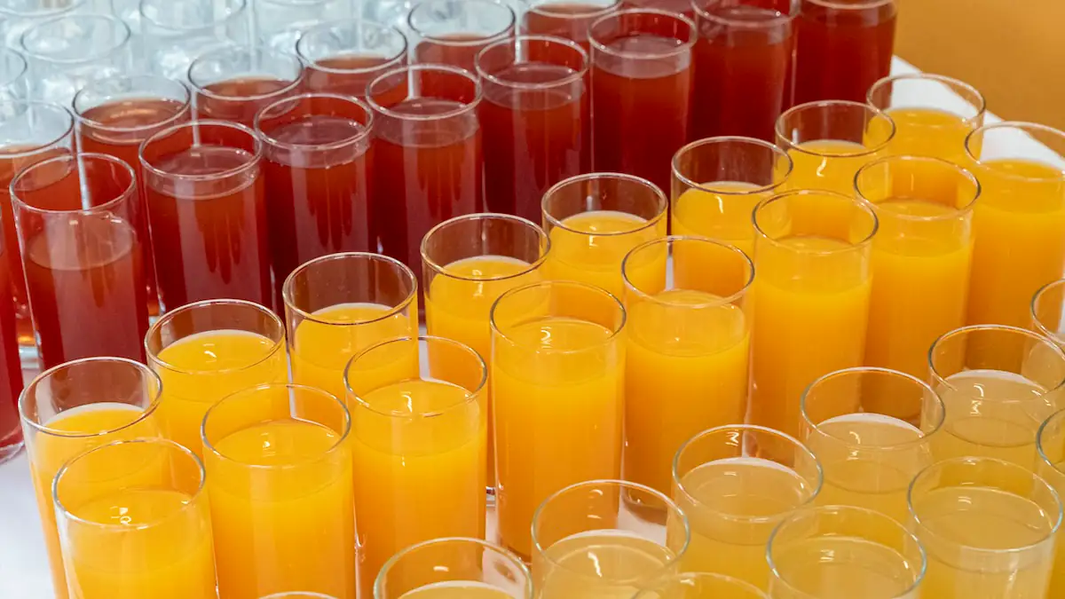 Mehrere volle Gläser Fruchtsaft aufgereiht