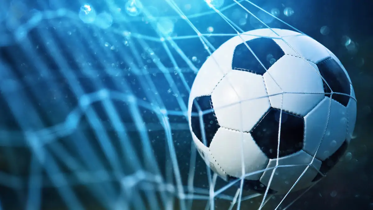 Fußball fliegt ins Netz eines Tores