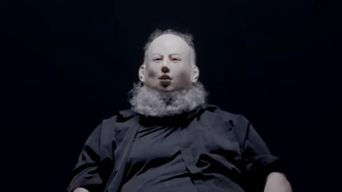 Hacker mt Maske im Interview über Ransomware und Darknet