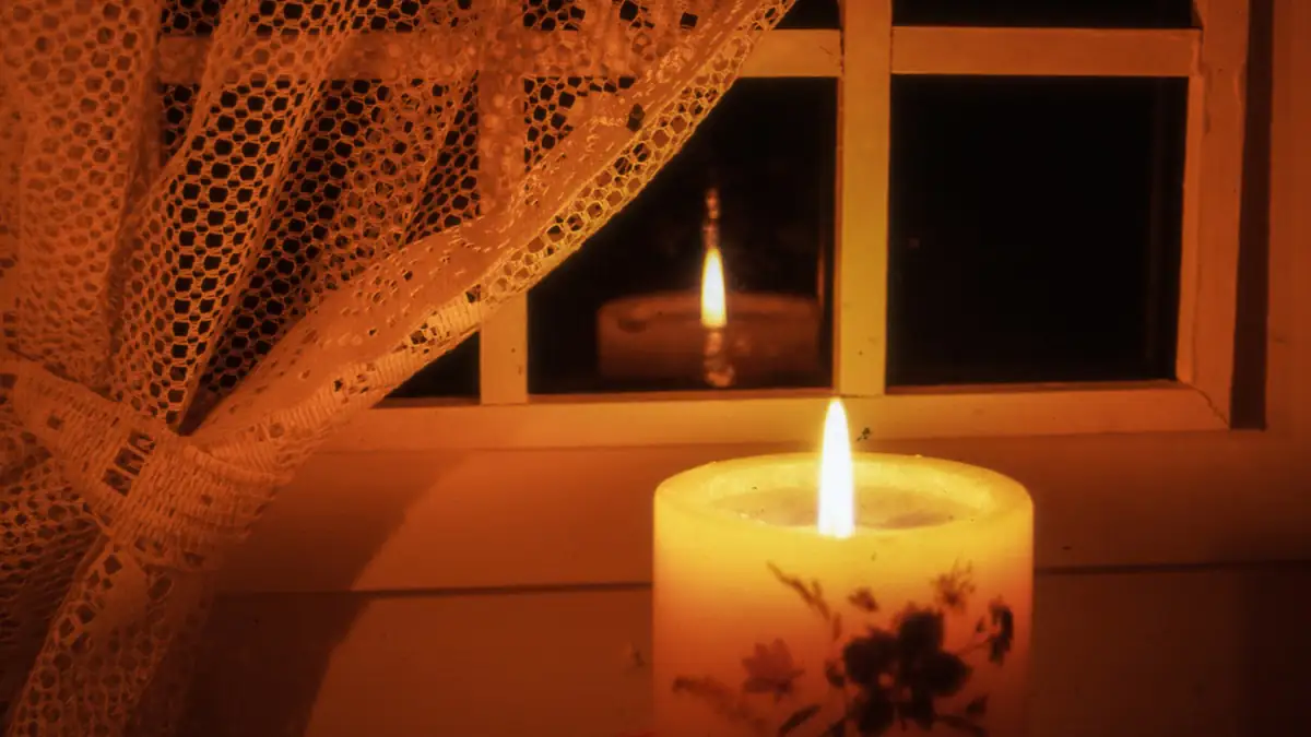 Kerze im Fenster von innen