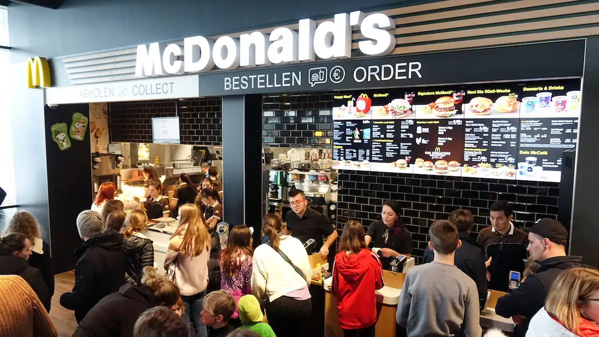Das Innere einer gut besuchen McDonald’s-Filiale