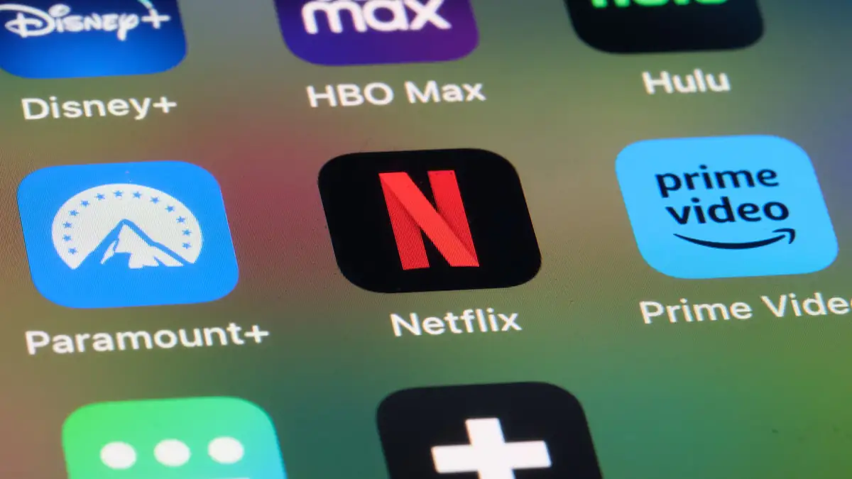 Netflix App-Icon auf einem Smartphone-Display neben anderen Streaming-Diensten
