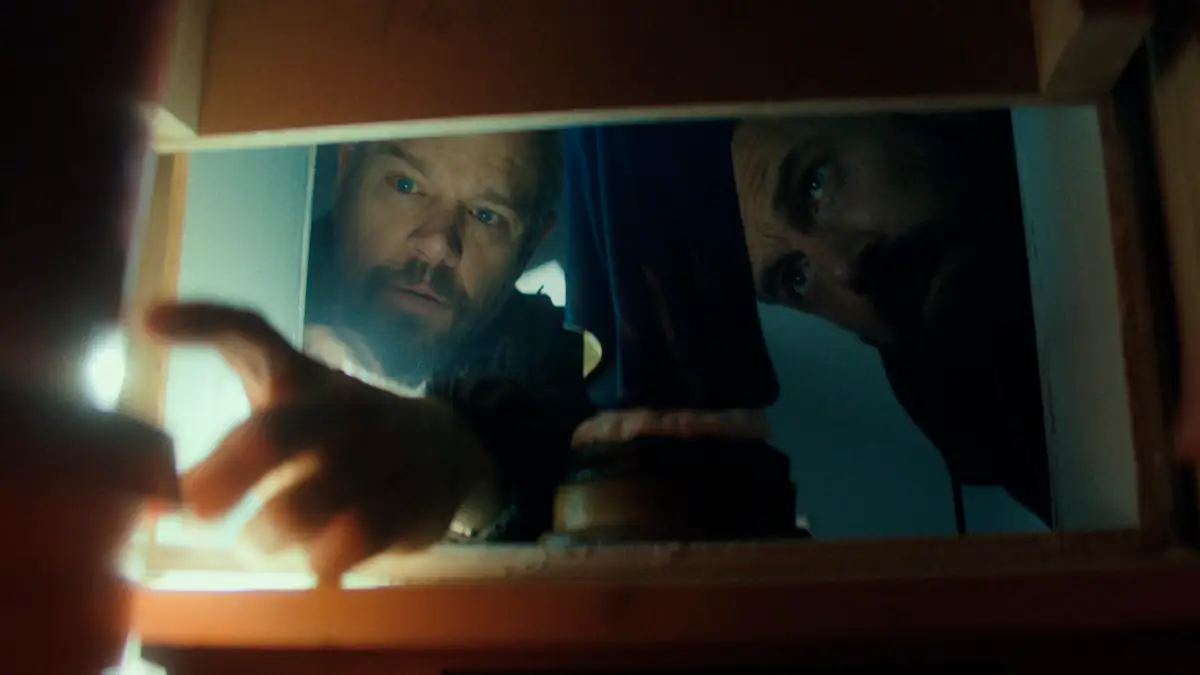 Szene mit Ben Affleck und Matt Damon als Polizisten im Netflix-Film „The Rip“