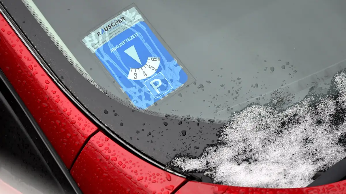 Deutsche Parkscheibe im Auto – gilt in Österreich nicht