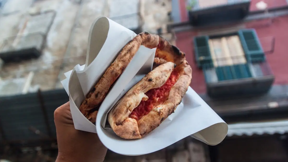 „Pizza Napoletana“ gefaltet, so wie es in Neapel üblich ist