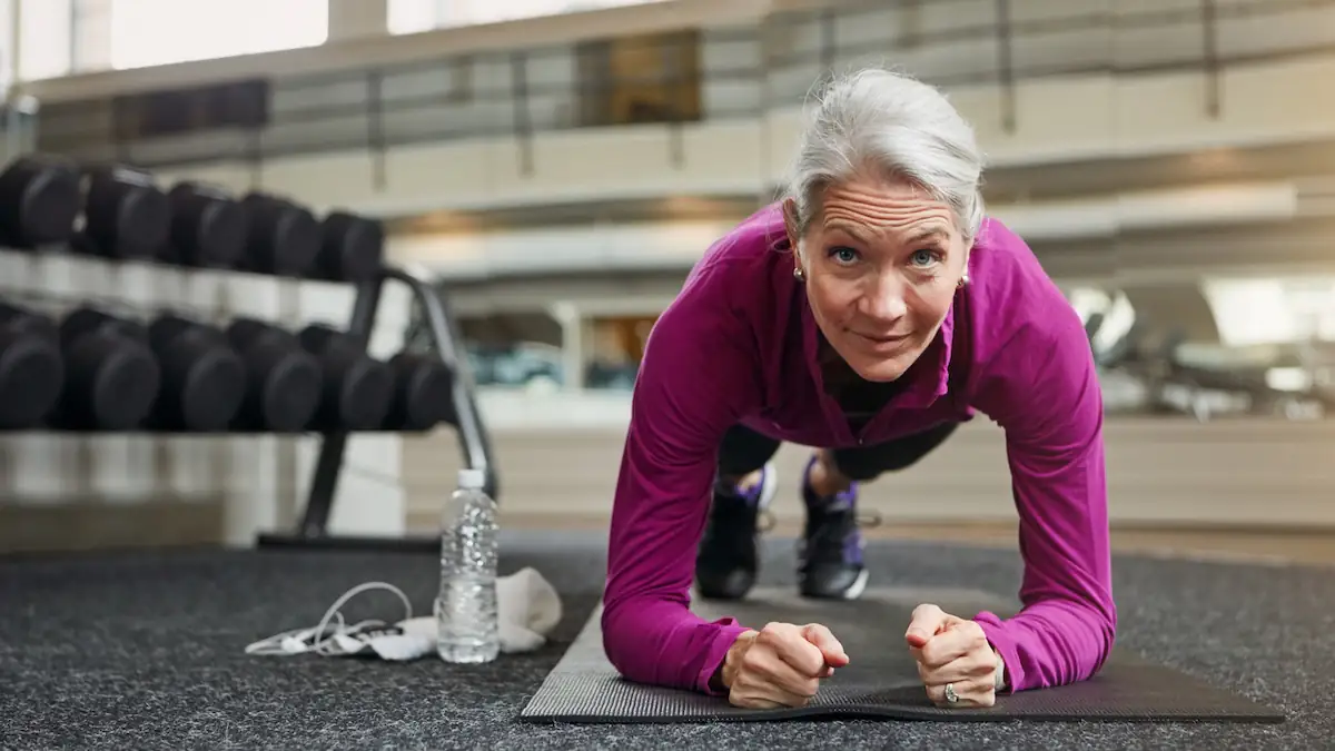 Ältere Frau beim Planken