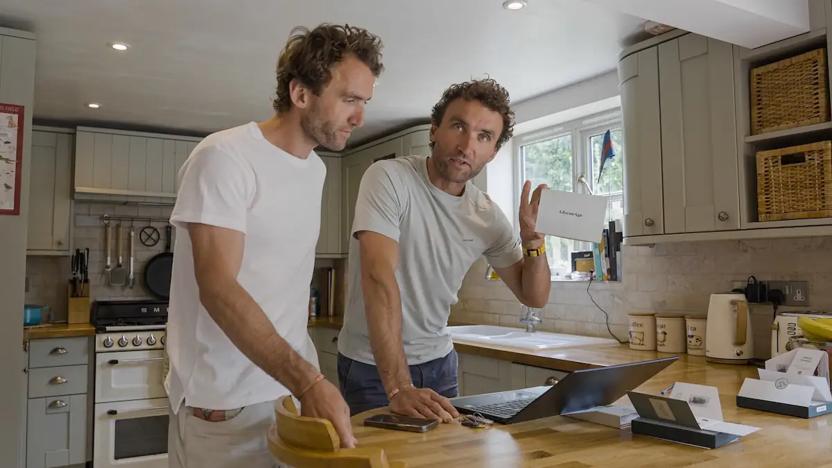 Fasten-Challenge: Eineiige Zwillinge stehen nebeneinander in der Küche