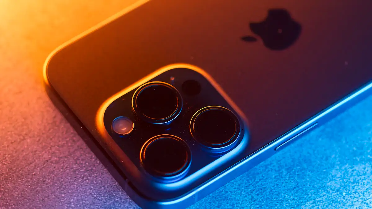 iPhone liegt mit der Rückseite nach oben, sodass man das Kameramodul gut erkennen kann