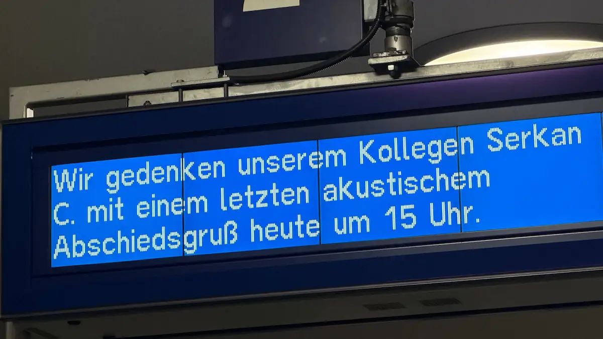 Am S-Bahnhof Anhalter Bahnhof erinnert ein Text an den getöteten Zugbegleiter "Serkan C." 