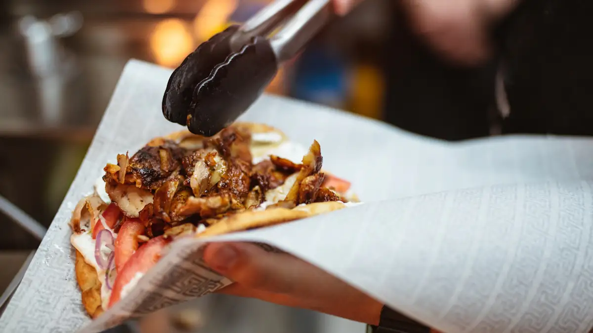 Dönerfleisch wird in Brot gelegt