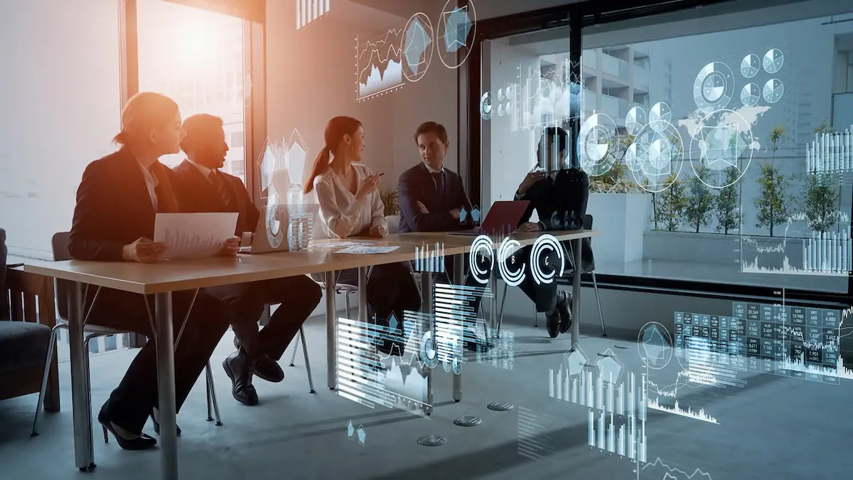 KI am Arbeitsplatz: Leute sitzen im Schreibtisch, um sie herum Hologramme