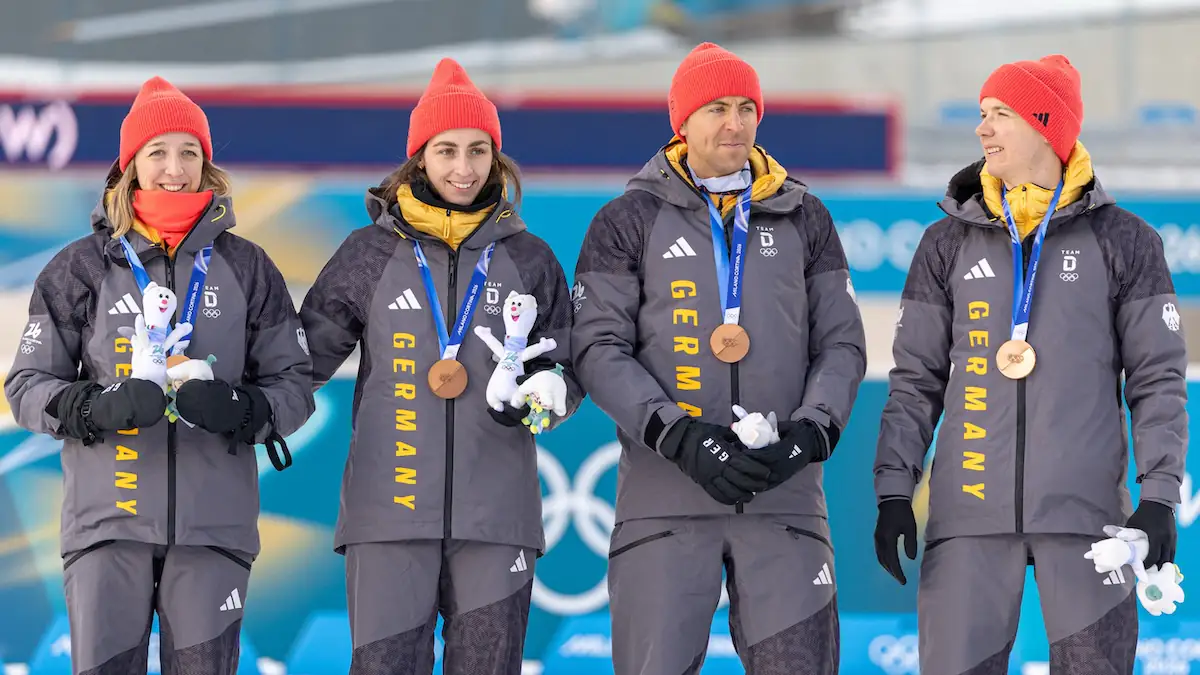 Das deutsche Biathlon-Team nach Gewinn der Bronzemedaille in der Mixed-Staffel bei Olympia 2026