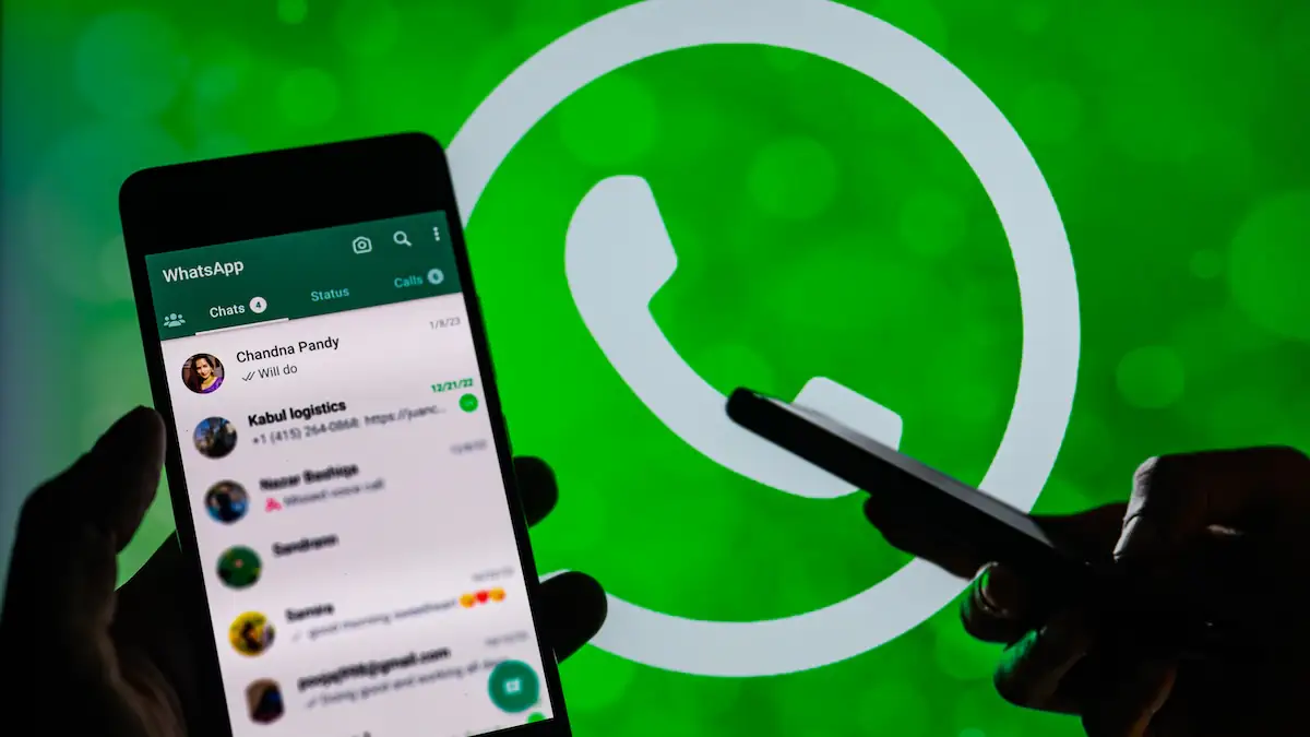 Smartphone mit WhatsApp-Chats