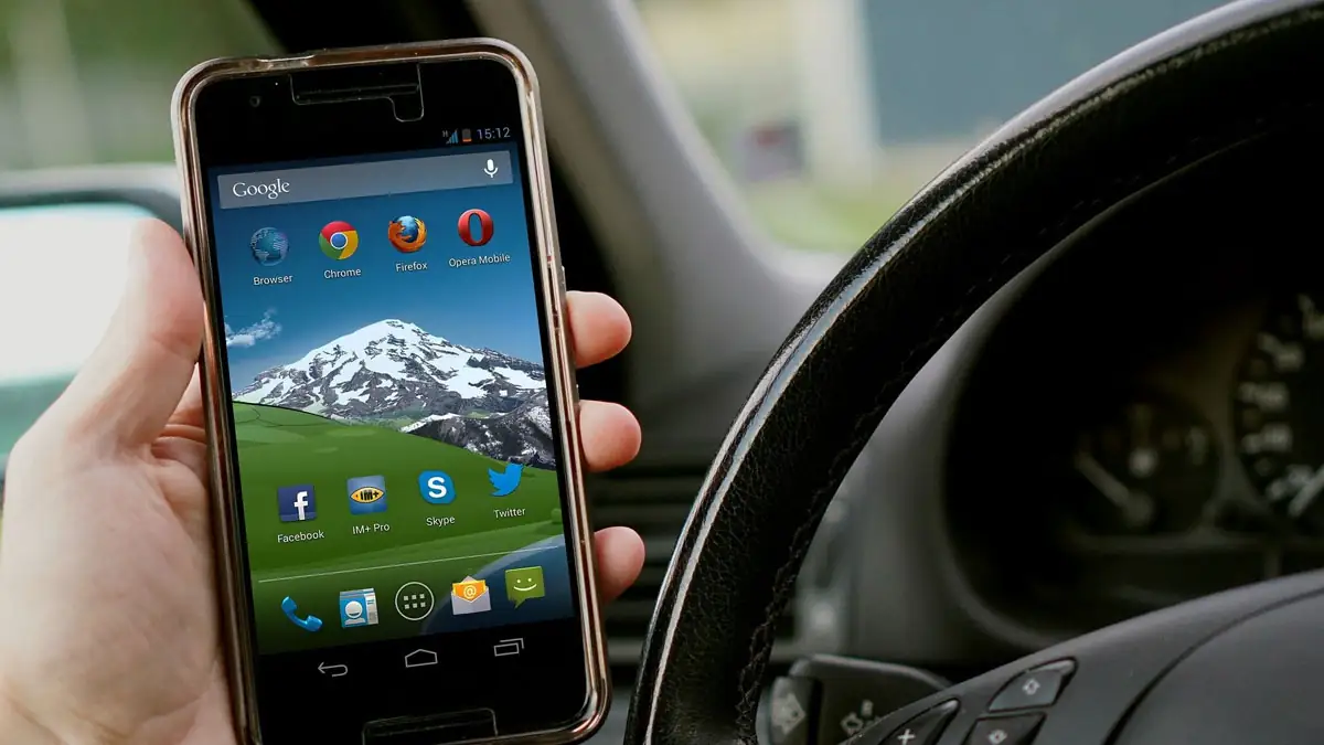 Neuer Blitzer erkennt Handy am Steuer