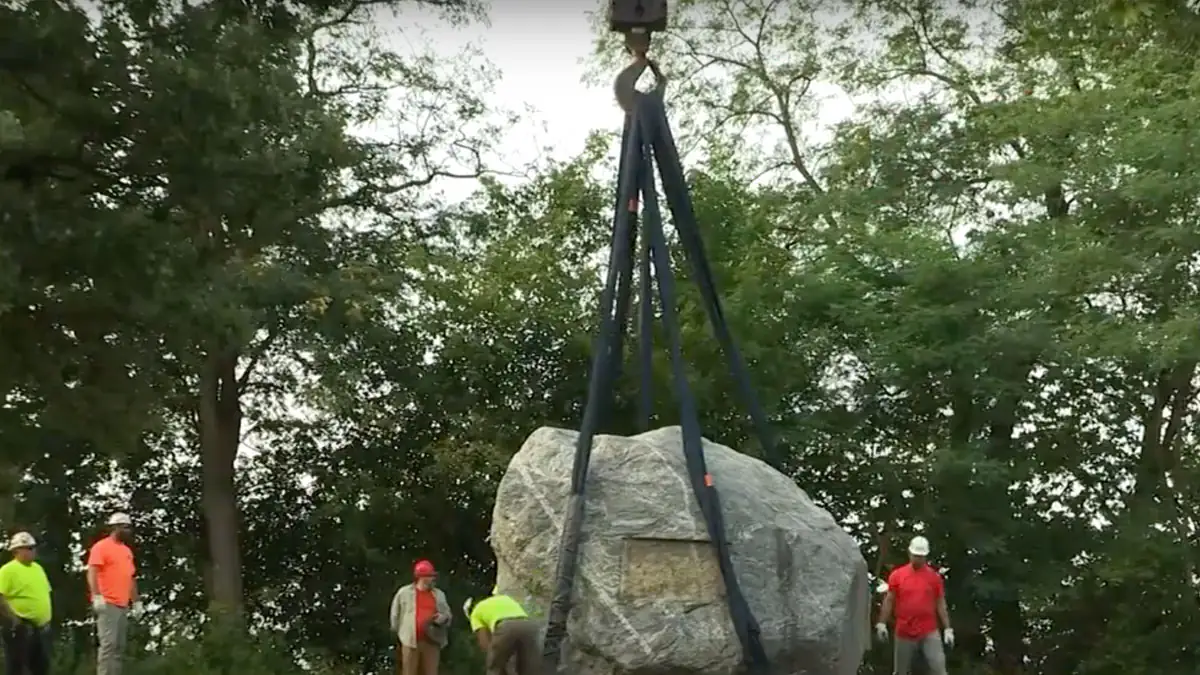 Großaktion um rassistischen Stein: Gletscherbrocken wird von Uni-Gelände entfernt