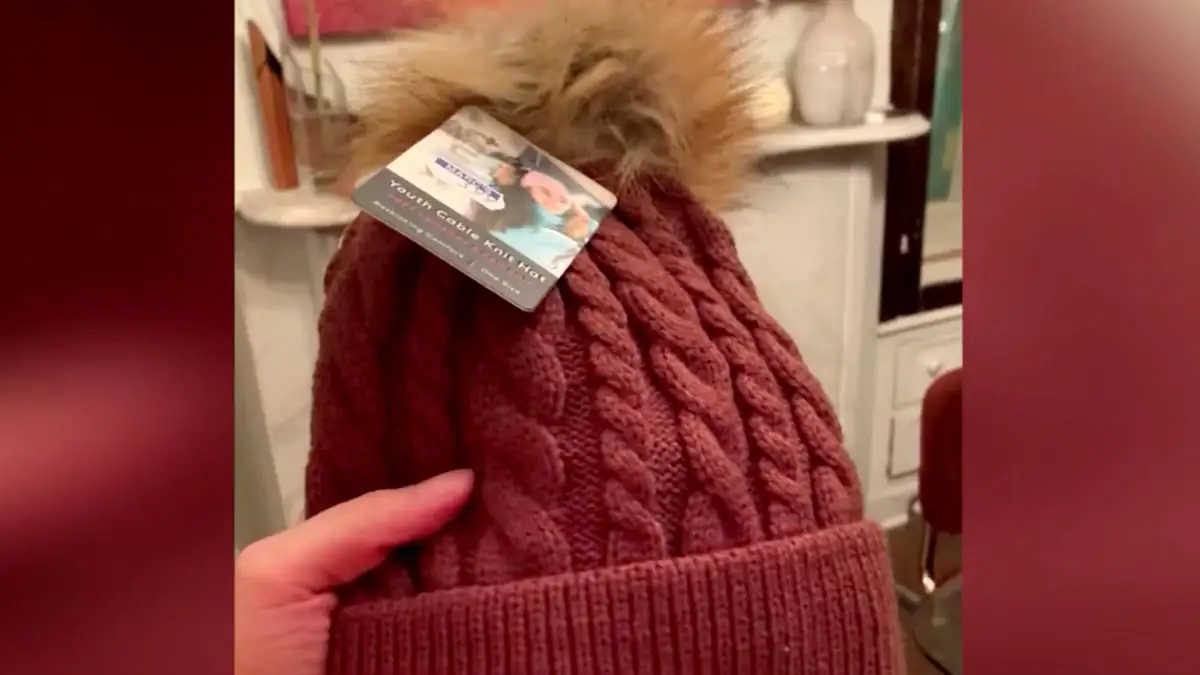 Grün oder Braun: Mütze einer TikTokerin gibt Rätsel auf