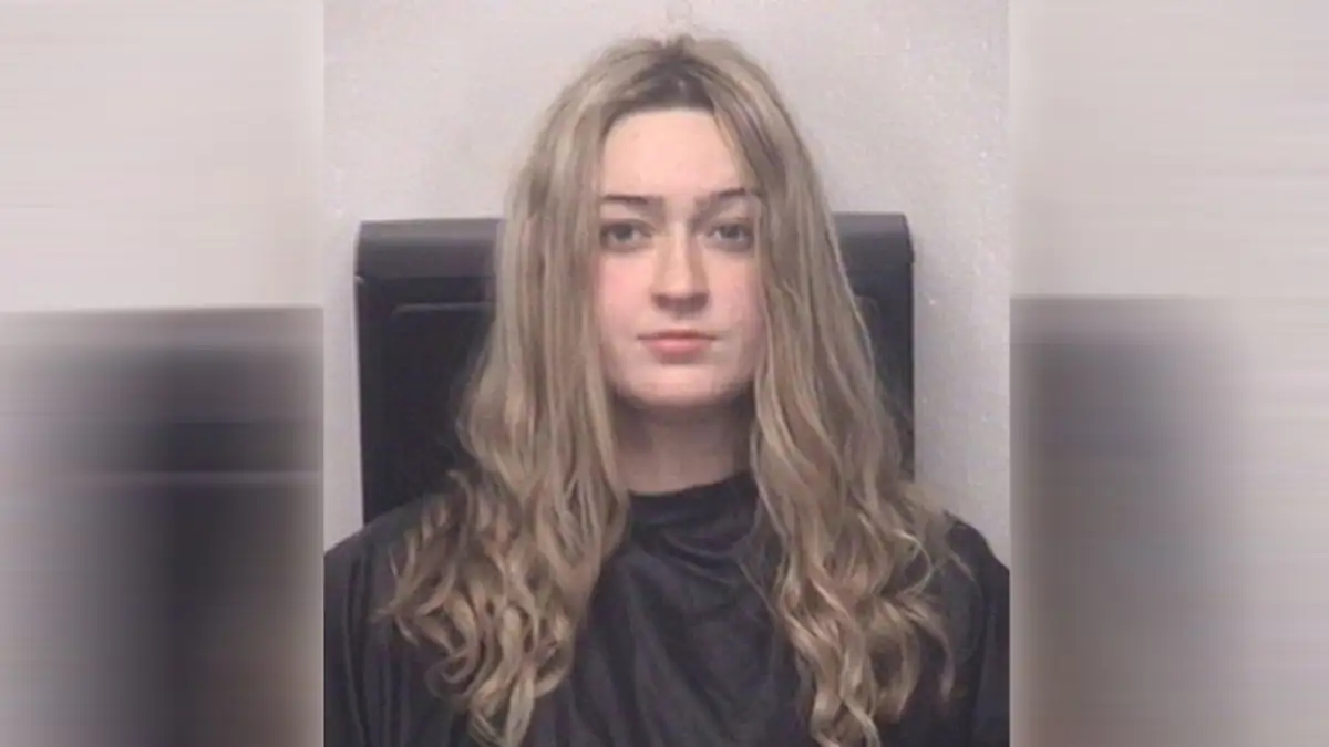 19-jährige Lehrerin schickt Pornos an ihre minderjährigen Schüler