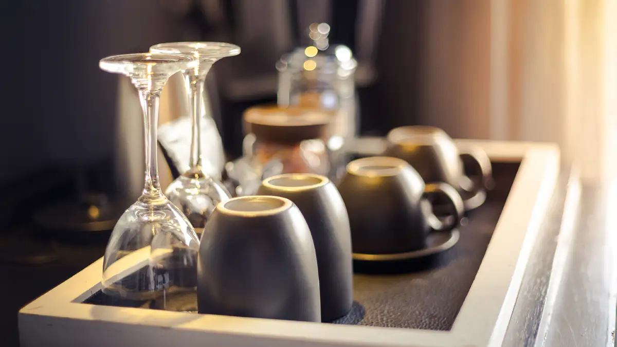 Appell einer Hotelangestellten: „Trinkt besser nicht aus diesen Gläsern“