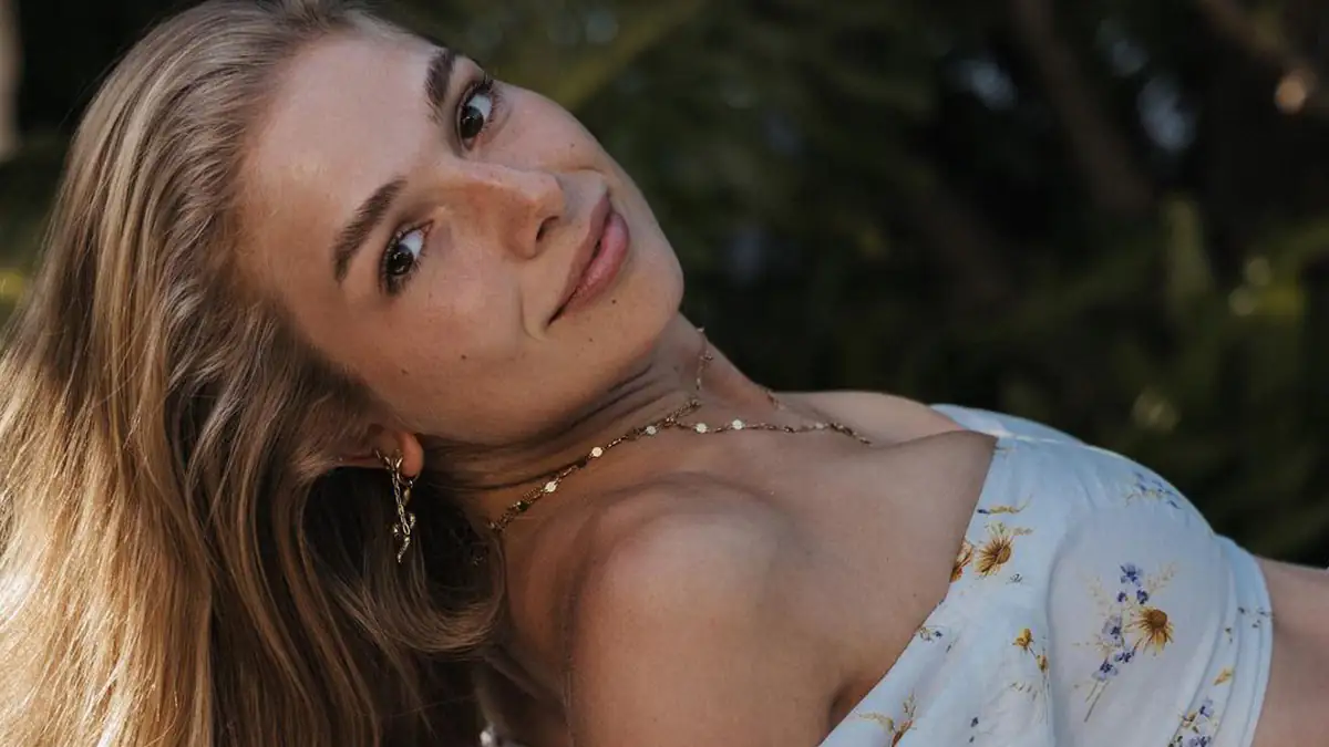 Lola Weippert nackt von Fans in der Sauna überrascht