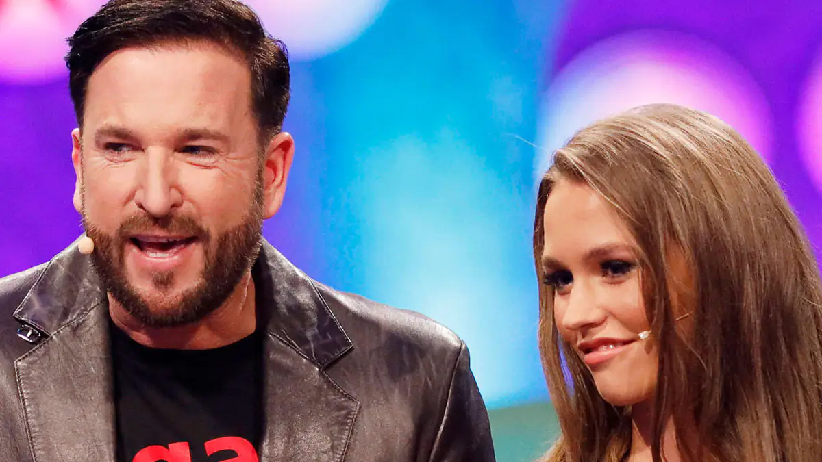 Laura Müller posiert halbnackt im Triangel-Bikini